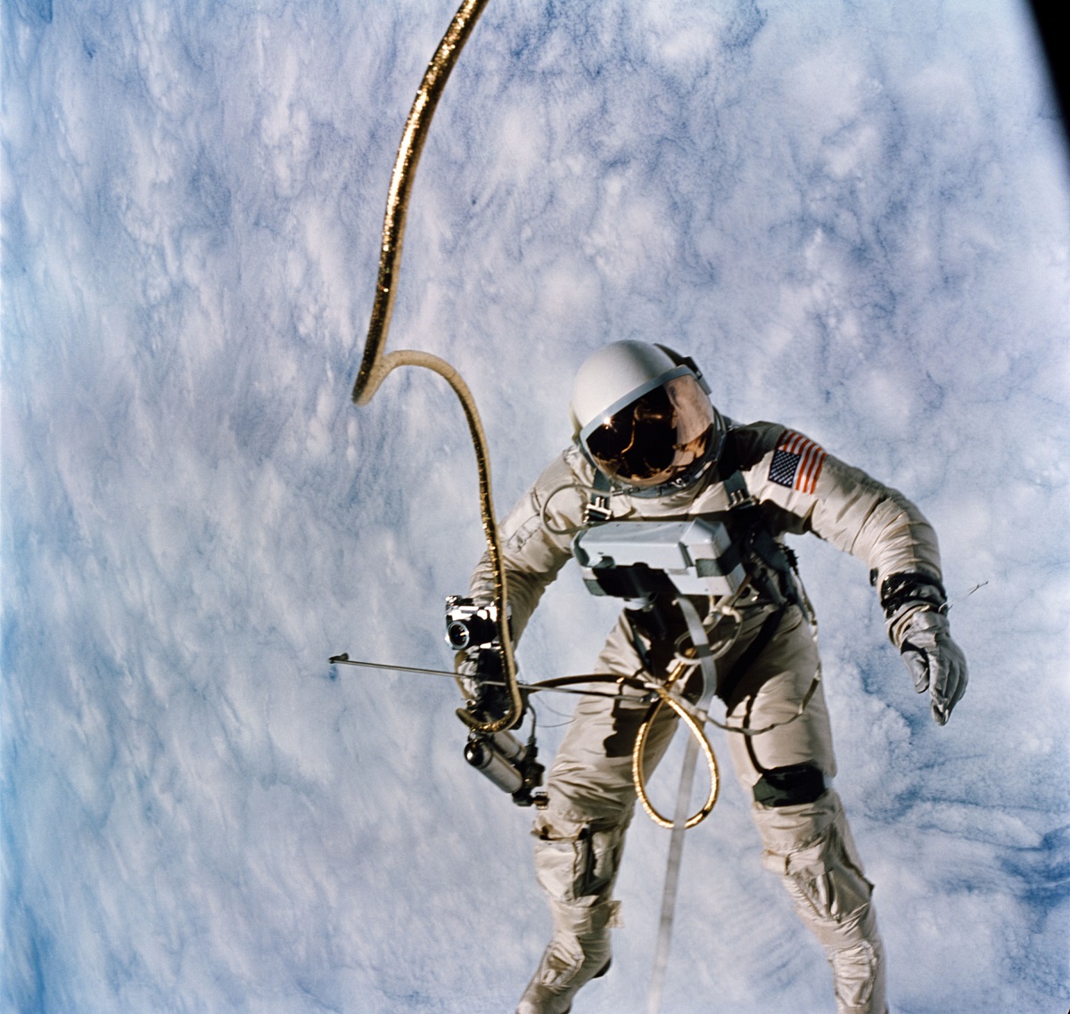 Edward White aus Gemini IV am 3.VI.1965 © 1965 by NASA