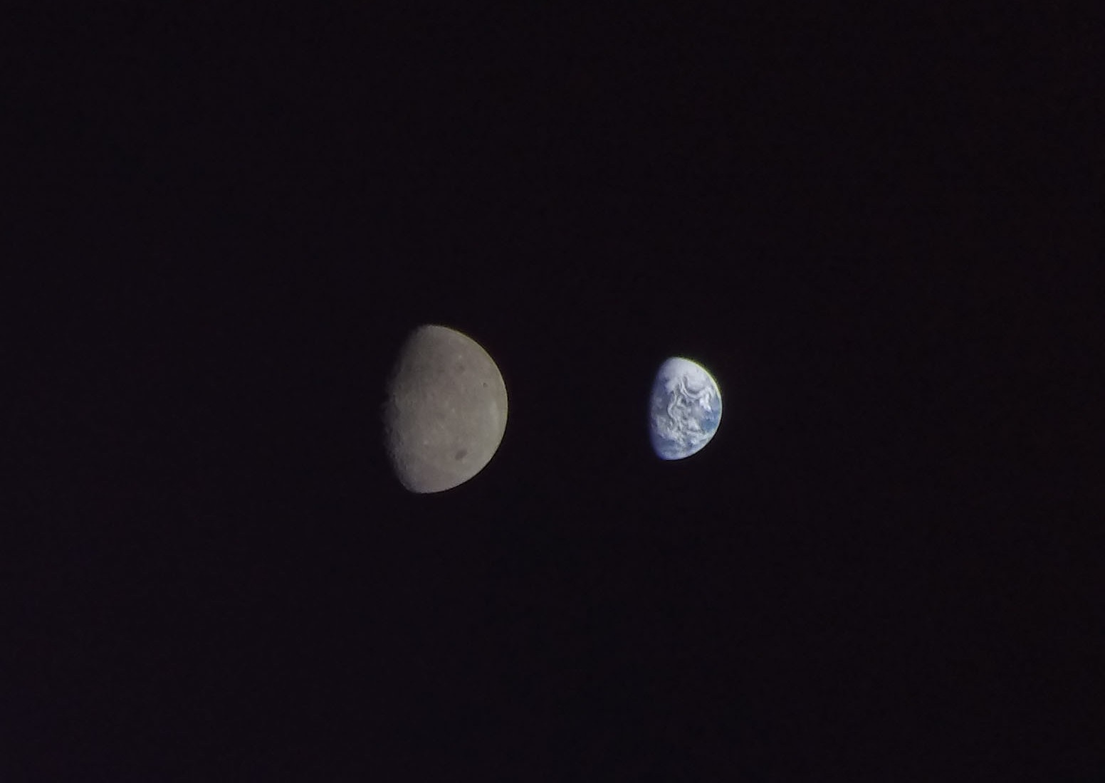 Mond und Erde am 28.XI.2022 © 2022 by NASA