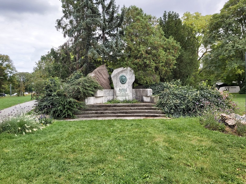 Denkmal im Wiener Schweizergarten © 2021 by DMGG