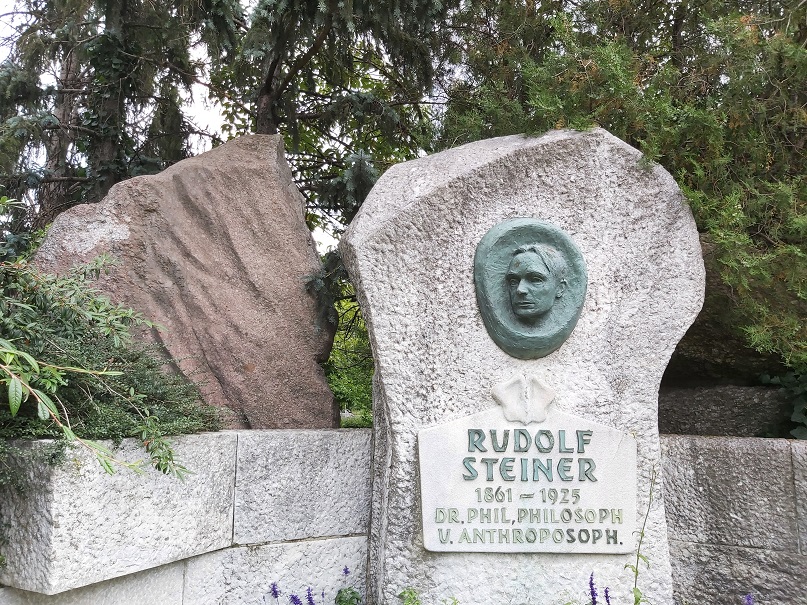 Denkmal im Wiener Schweizergarten © 2021 by DMGG